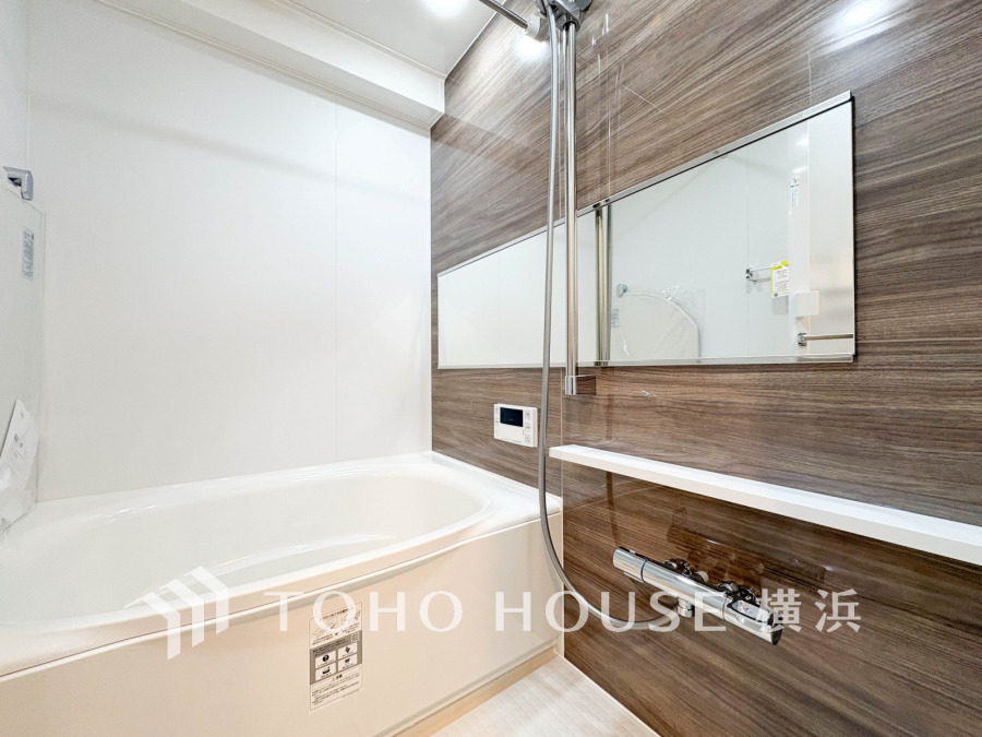 上質が感じられる質感とカラーリングで、清潔な空間美を実現。一日の疲れが癒される優雅なバスタイムを堪能できるゆとりあるバスルームです。