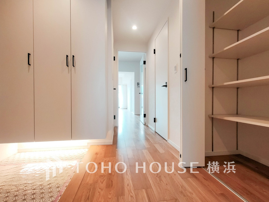 ゆとりある玄関スペースはシューズボックス、スト―レージを備えた充実の収納も魅力。
