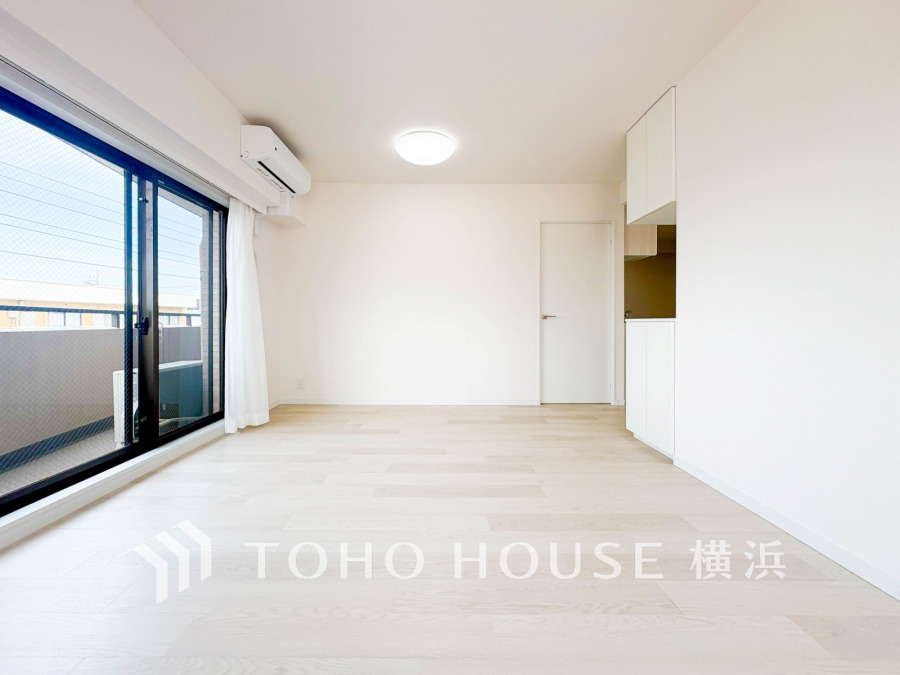 大きな窓からたっぷりと光が入る明るいLDK。落ち着いた雰囲気に包まれた空間です。
