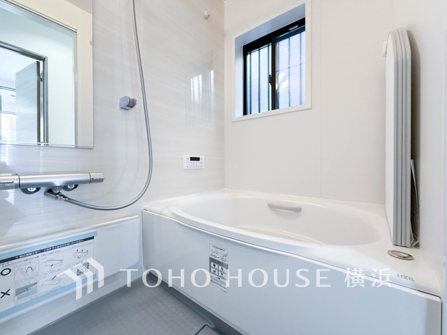 1日の疲れを癒すバスルームは、心地よいリラックスを叶える清潔感溢れる美しい空間です。心からゆったりと寛いでいただけるよう、ゆとりのスペースを確保してます。