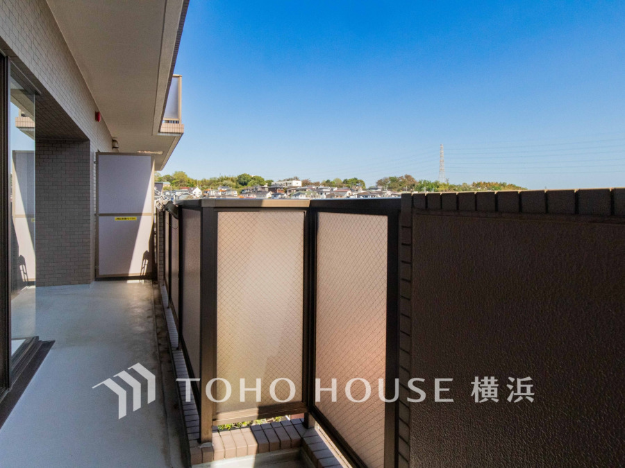 暮らしの中で光と風を演出してくれるバルコニー、見事なまでの開放的な空間を演出しながら、プライベート性も確保された空間は我が家の自慢です。