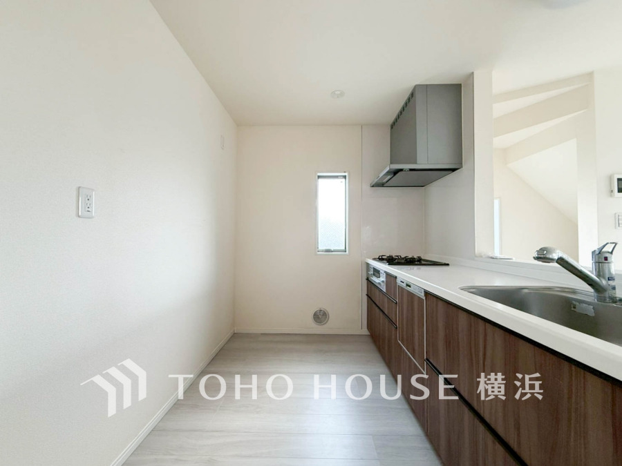 明るく清潔感のあるシステムキッチン。使い勝手の良い動線で快適な調理空間を実現しています。