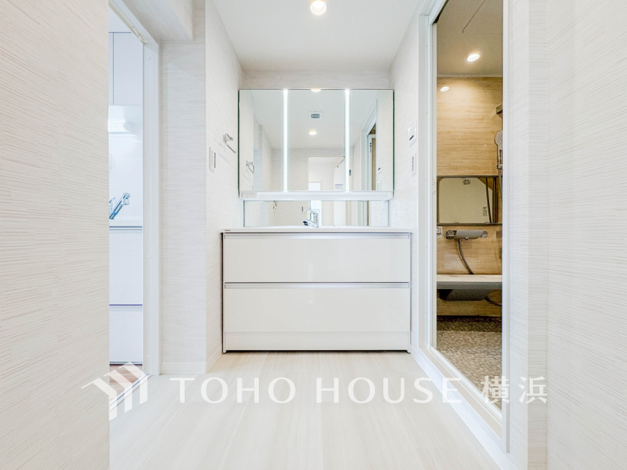 新規交換された洗面化粧台は美しく使いやすい機能が備えられています。