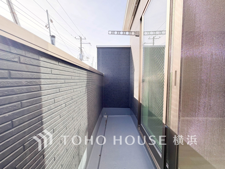 気持ちのいい空が見渡せる広いバルコニー。爽やかな風を感じて、心躍る素敵な暮らしがはじまります。