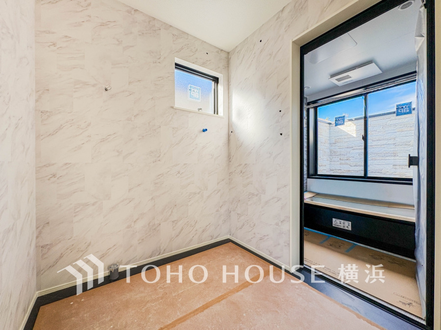 落ち着いた空間を演出するカラーと、ゆったり落ち着いてお使い頂ける広さが魅力のパウダールーム。居室からも独立しており、プライベート空間を保ちます。（2025年12月撮影）