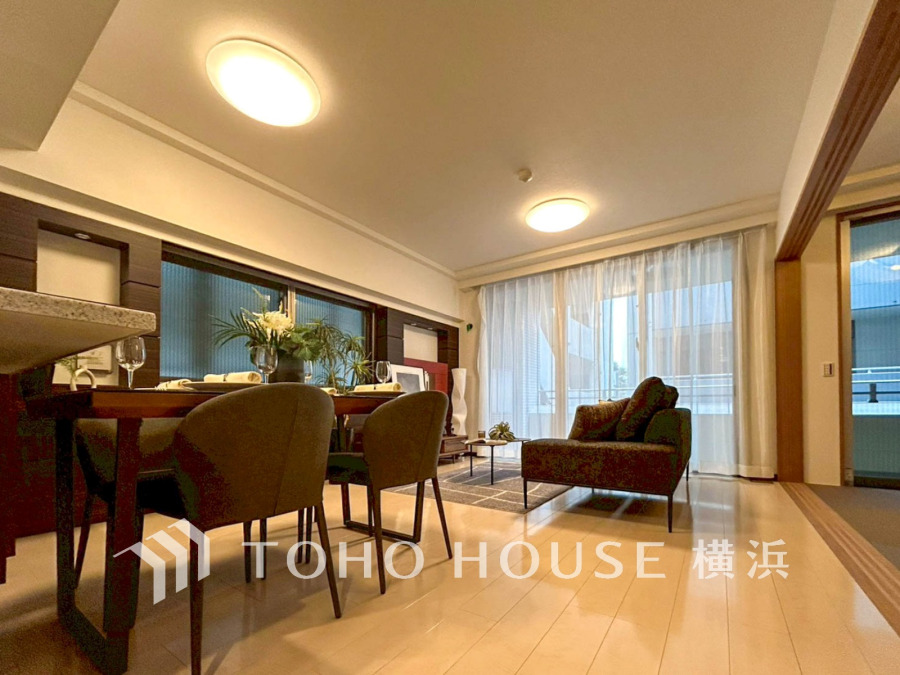 明るく開放的な空間が広がるLDK。室内には豊かな陽光が注ぎ込み、爽やかな住空間を演出。ホームパーティーでもゲストと一緒に料理を楽しみながら楽しい時間を過ごせそう。