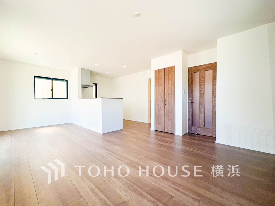 家族と過ごすひと時を溢れる光が優しく包み込むリビングダイニング。家族とともに、心穏やかに過ごすひととき。家族との時間、自分の時間を大切にできる空間がここにあります。