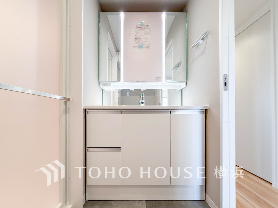 一日の始まりと終わりを心地よく演出してくれる、多彩な機能が備えられたパウダールーム。心地よいリフレッシュ空間です。