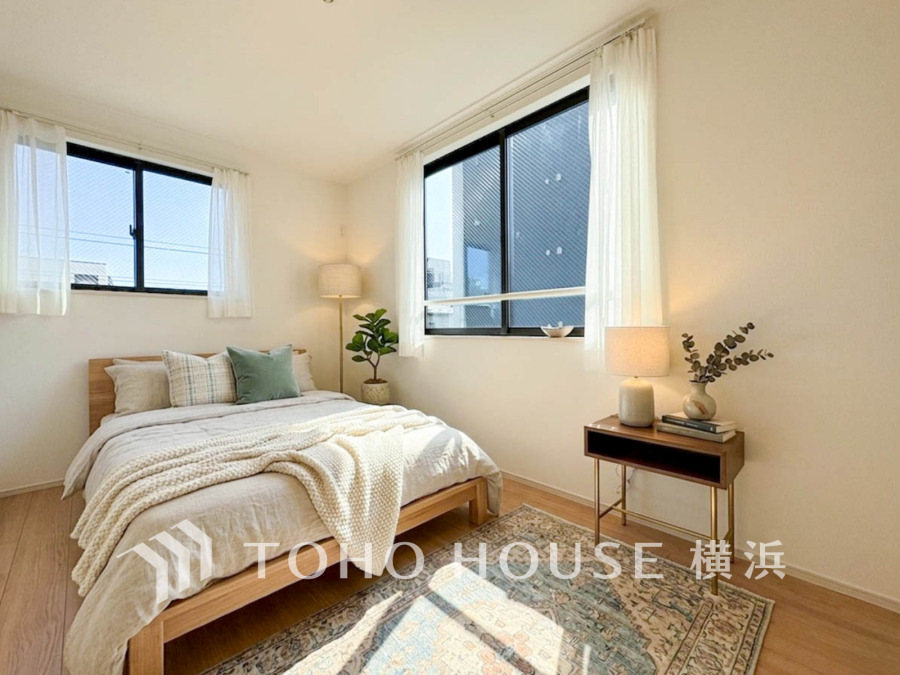 ライフスタイルに合わせて使える、自由な空間。環境の良い場所にセンス良く暮らしたい、こだわりの室内には至福のシーンが繰り広げられます。（家具・装飾品はAI加工です）