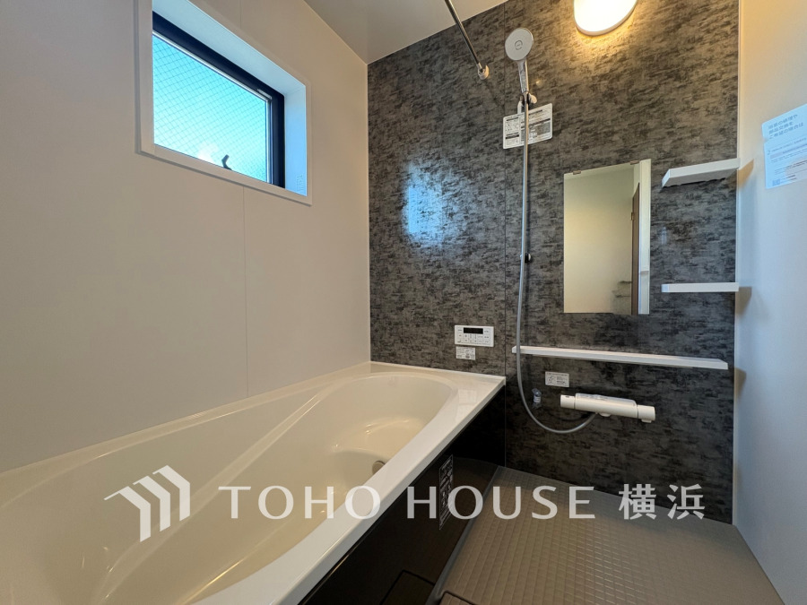 心地よいリラックスを叶える清潔感溢れる美しい空間。快適で機能的なバスルームです。
