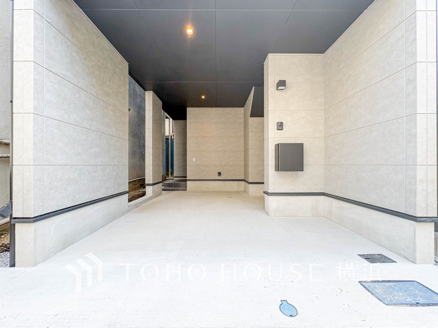 大切なお車を風雨からお守りするビルトインカースペース1台分（小型車）。雨の日も濡れることのない玄関からのスムーズな動線で、乗り降りも楽々です。