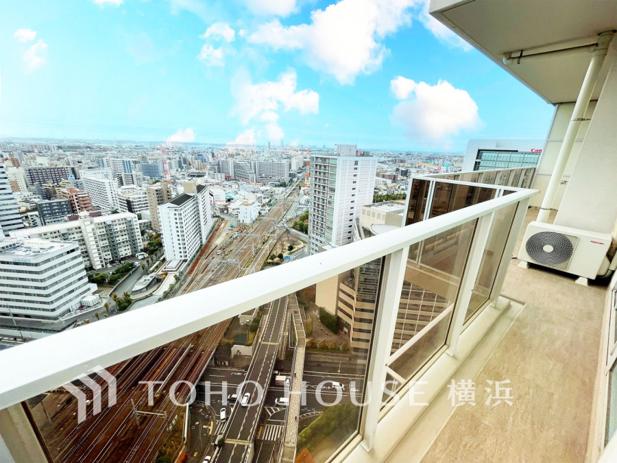 陽射しとともに、少しずつ装いを変える街の景観から、星空が地上に映りこむかのような夜景の煌きまで、この街ならではの美しい風景。