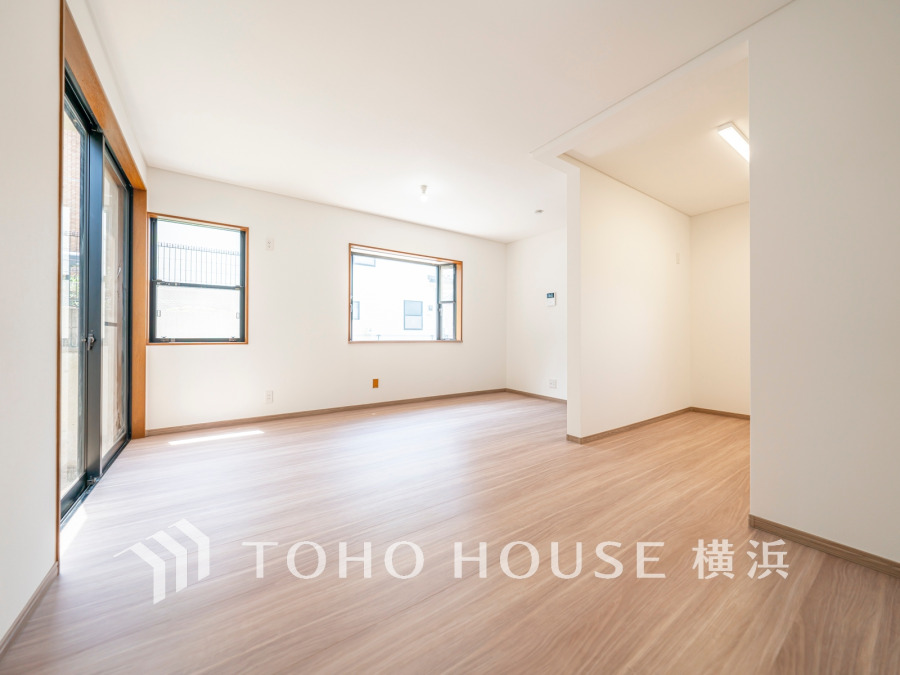 明るく開放的な空間が広がるLDK。室内には豊かな陽光が注ぎ込み、爽やかな住空間を演出。ホームパーティーでもゲストと一緒に料理を楽しみながら楽しい時間を過ごせそう。
