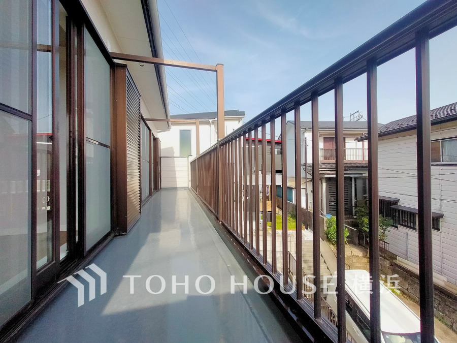 2階の3部屋にまたがるワイドスパンバルコニーは陽当たり良好の南向き