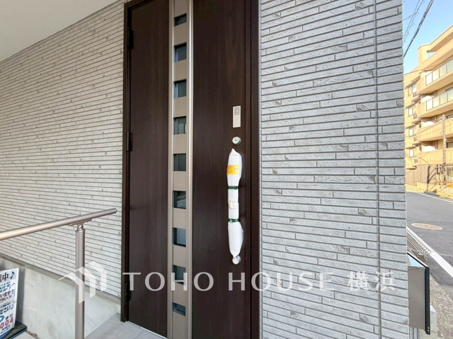 閑静な街並みに美しく調和しながら光放つ、上質で洗練された新たな価値を生み出す風景。