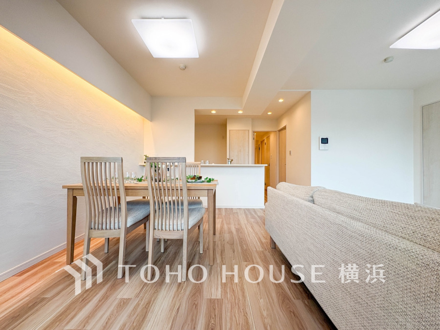 明るく開放的な空間が広がるLDK。室内には豊かな陽光が注ぎ込み、爽やかな住空間を演出。
