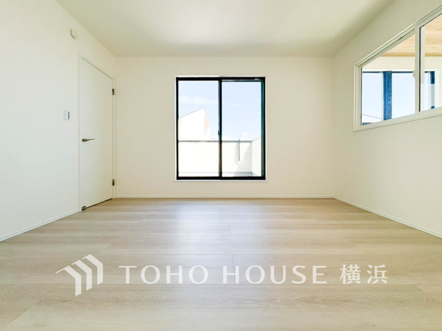 窓からたっぷりと陽光が注がれる明るい空間。家族の成長に対応できる永住仕様の間取り。時を忘れて過ごす場所として過ごせるお部屋。