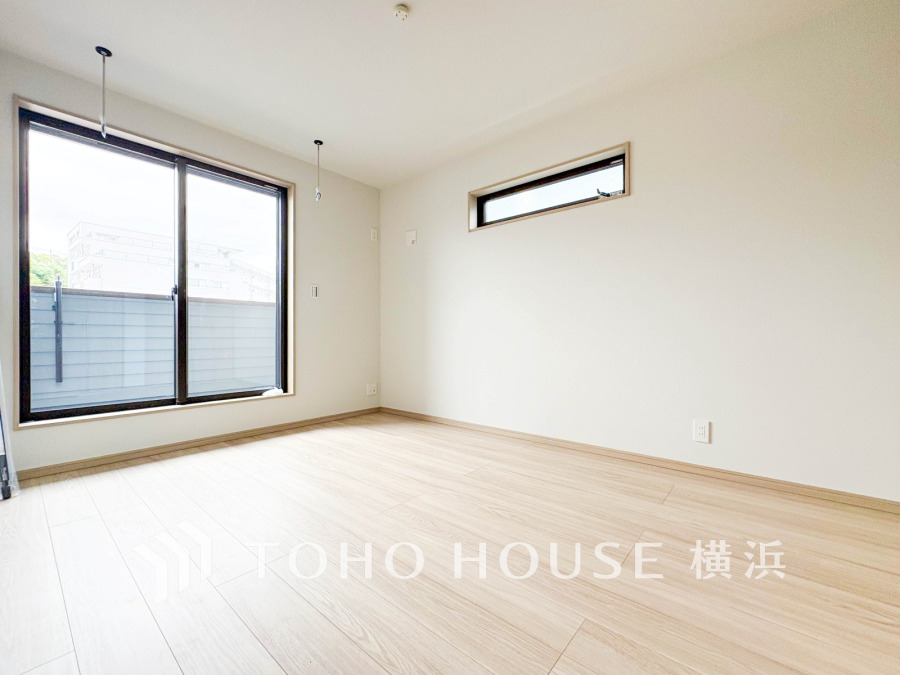 大きな窓からたっぷりと陽光が注がれる明るい空間。家族の成長に対応できる永住仕様の間取り。時を忘れて過ごす場所として過ごせるお部屋。
