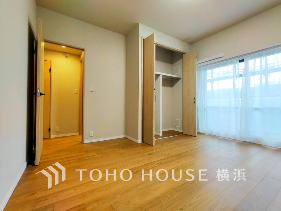 バルコニーに面した明るい洋室。穏やかな陽射しが、ゆったりとした寛ぎの時間を包みます。
