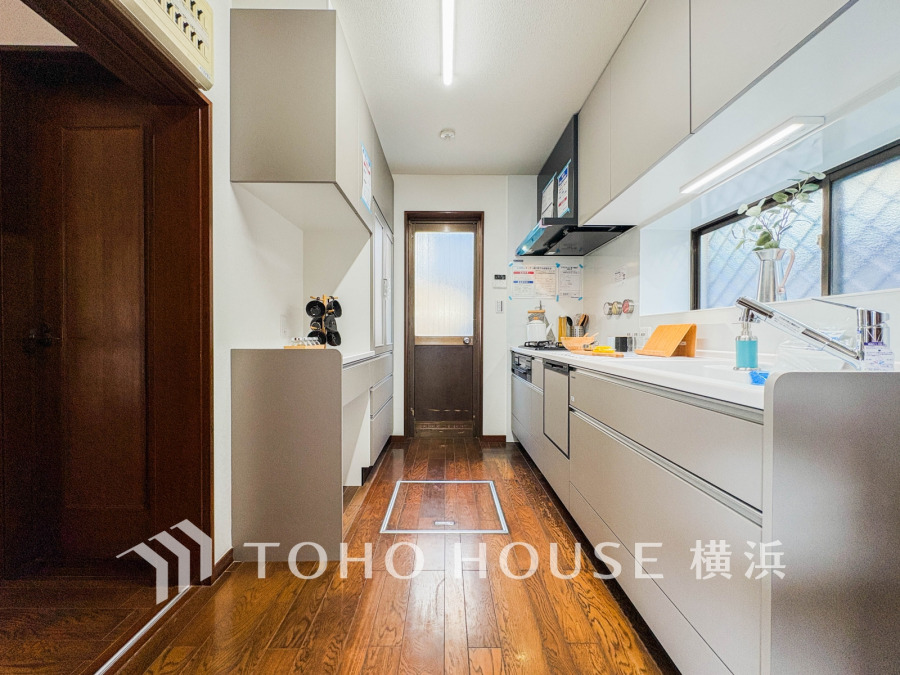 作業に集中しやすい独立型のキッチン。新規交換されたシステムキッチンの清潔感あふれる空間です。
