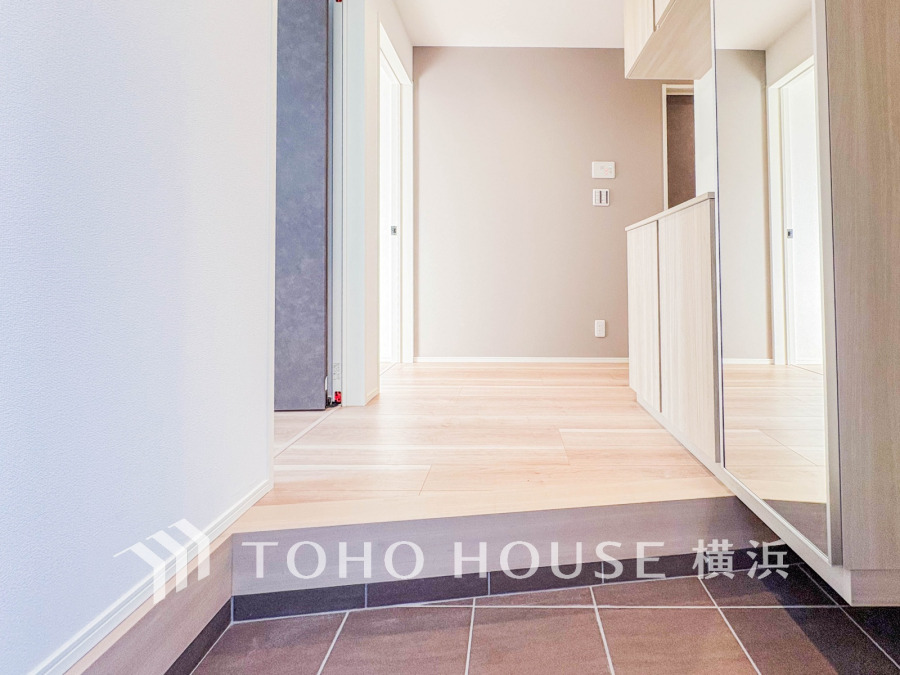 居住者の帰り、訪れる方を優しく迎え、やすらぎに満ちた生活空間を予感させる。健やかな暮らしを楽しめそう。