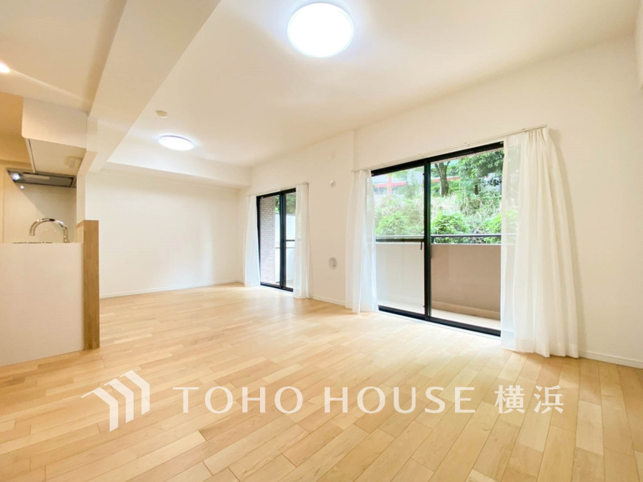 広く取られた窓からたっぷりと光が入る明るい空間。上質な時間を育む暮らしのメインステージ