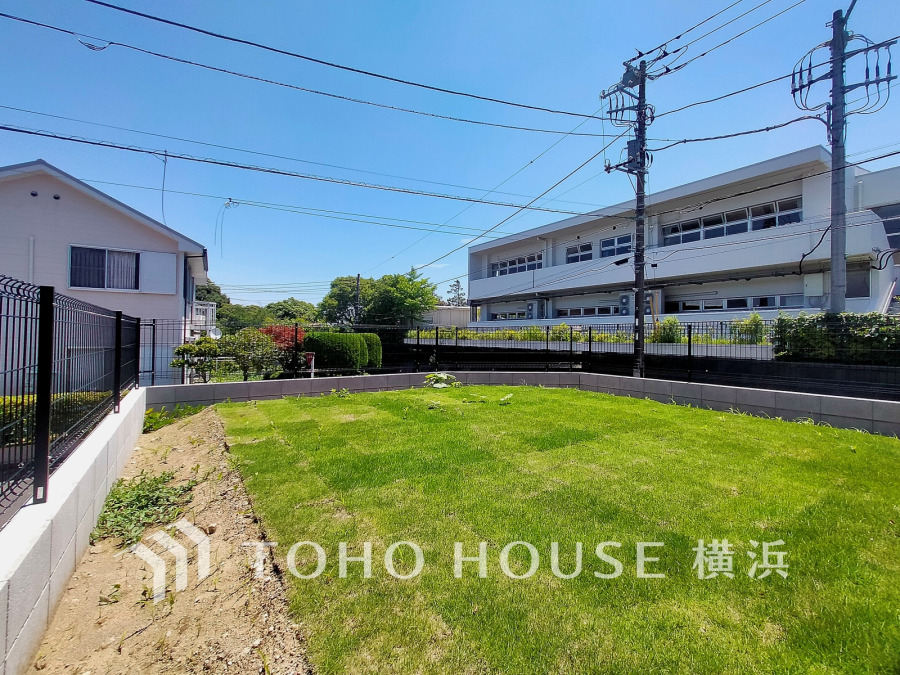 人工芝で演出された広々としたお庭付きのお住まい。緑に包まれるプライベートガーデンで爽やかな暮らしを。
