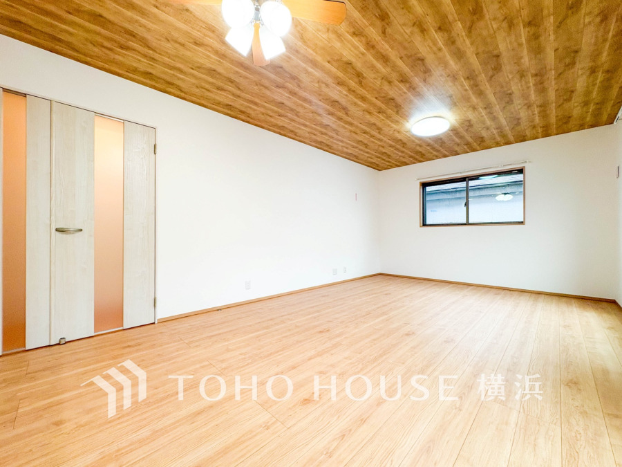 上質な時間を育む暮らしのメインステージは広々18帖。木目調の天井と床が温かみを演出する寛ぎの空間です。