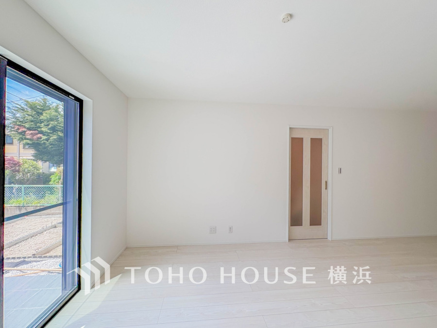 南西向きの大きな窓からたっぷりと光が入る明るいLDK。落ち着いた雰囲気に包まれた空間です。
