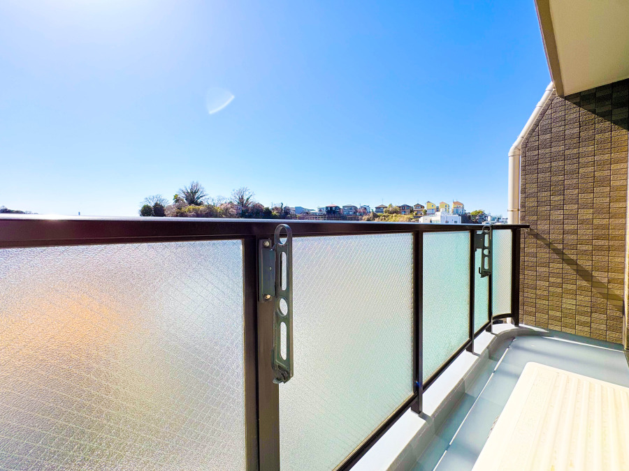 陽当たり良好なバルコニー。プライバシーに配慮したすりガラス仕様で、爽やかな風を感じられます。