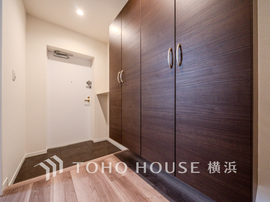 玄関は大容量の収納付きで靴や小物をすっきり整理できます。