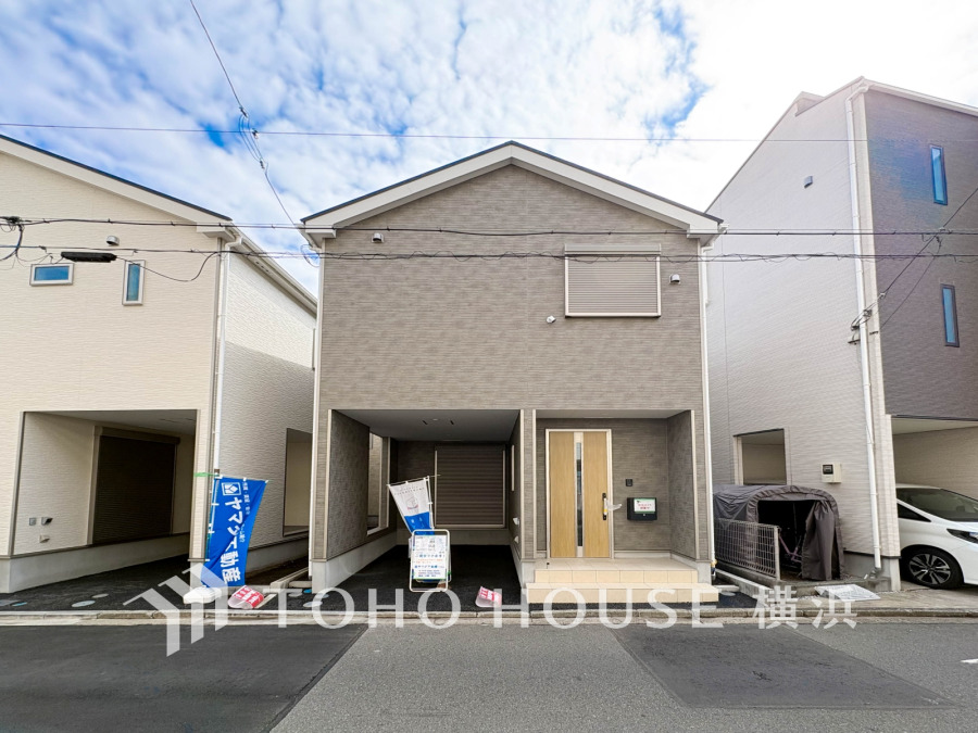 シンプルでモダンな外観の新築一戸建て。ここから始まる「日常」はご家族にとって大切で貴重な時間。少しでも豊かに、少しでも快適に。そんな想いから生まれた本邸宅は、これから先のお住まいをきっと支えてくれるはずです。