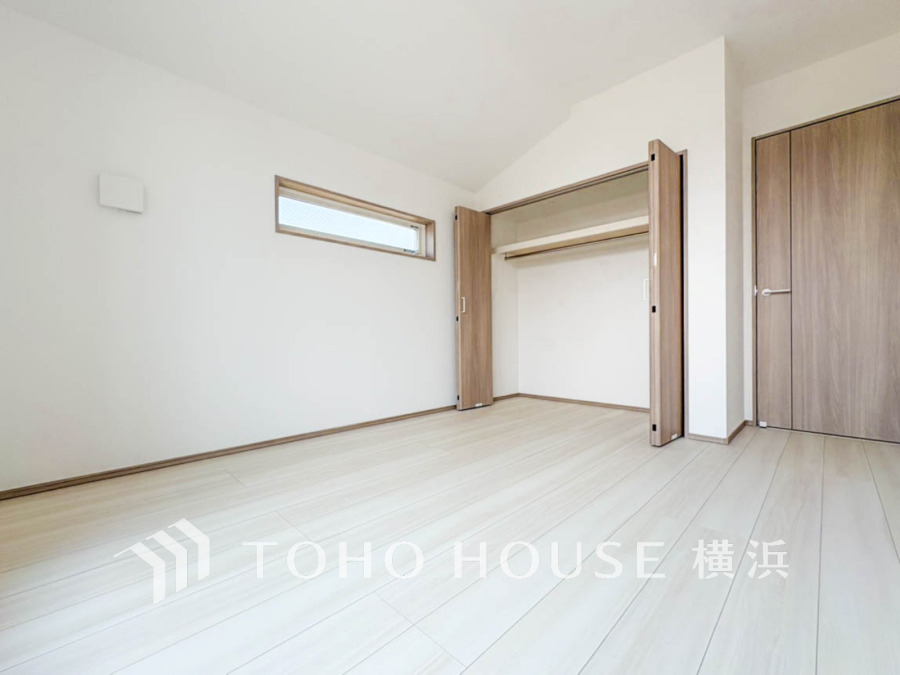 穏やかな風と陽光を導き、プライバシーに配慮された設計プランを採用し、居住性を一段と心地よいものにしています。明るく開放的な空間を演出しております。