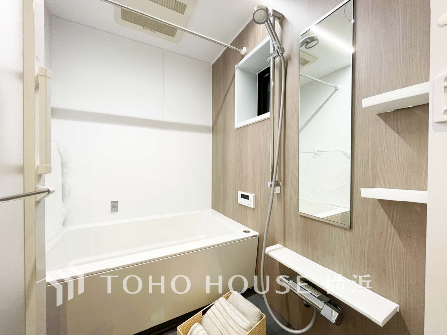 上質が感じられる質感とカラーリングで、清潔な空間美を実現。一日の疲れが癒される優雅なバスタイムを堪能できるゆとりあるバスルームです。