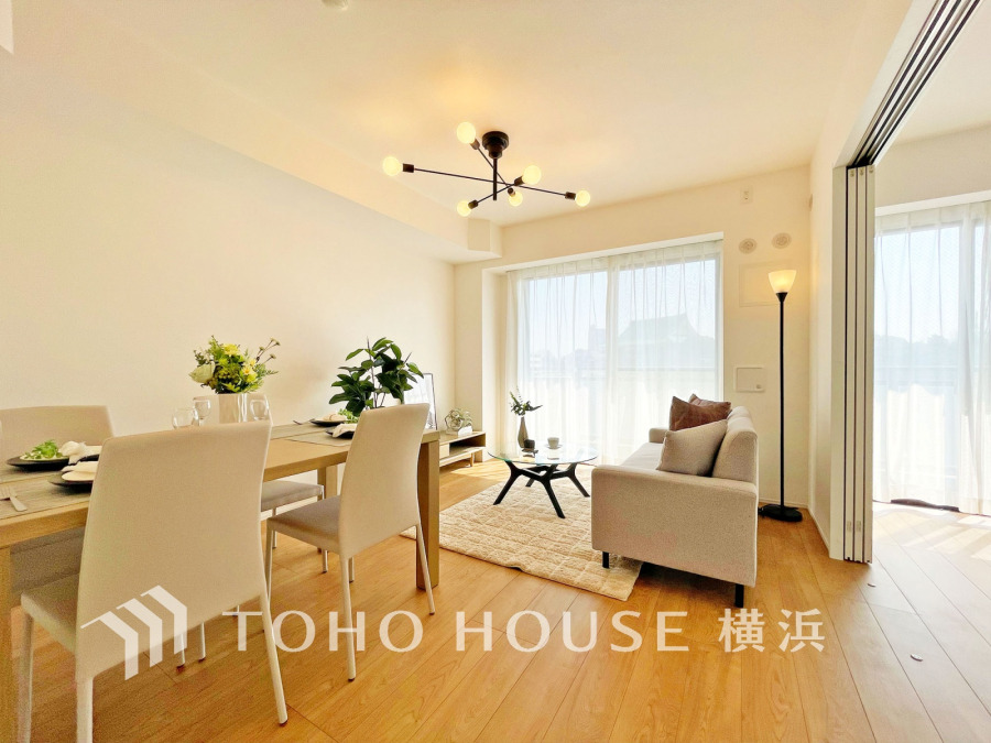 柔らかな光が広がり、デザインされた美しい内装が織り成す家族の集う場所。楽しい会話やさまざまな時が織りなすご家族の時間が丁寧に紡がれていく大切な空間。