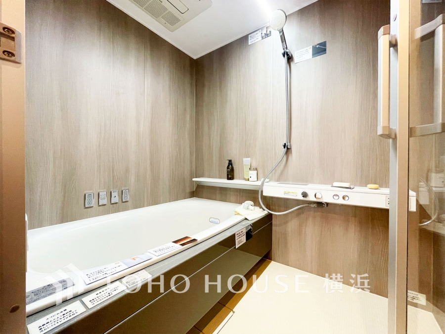 快適な使い心地とゆとりある空間が1日の疲れを解きほぐすバスルーム。空間も浴槽もゆったりのびのび使えるゆとり設計。広く感じるゆとり設計で快適なリラックスタイムを過ごせます。