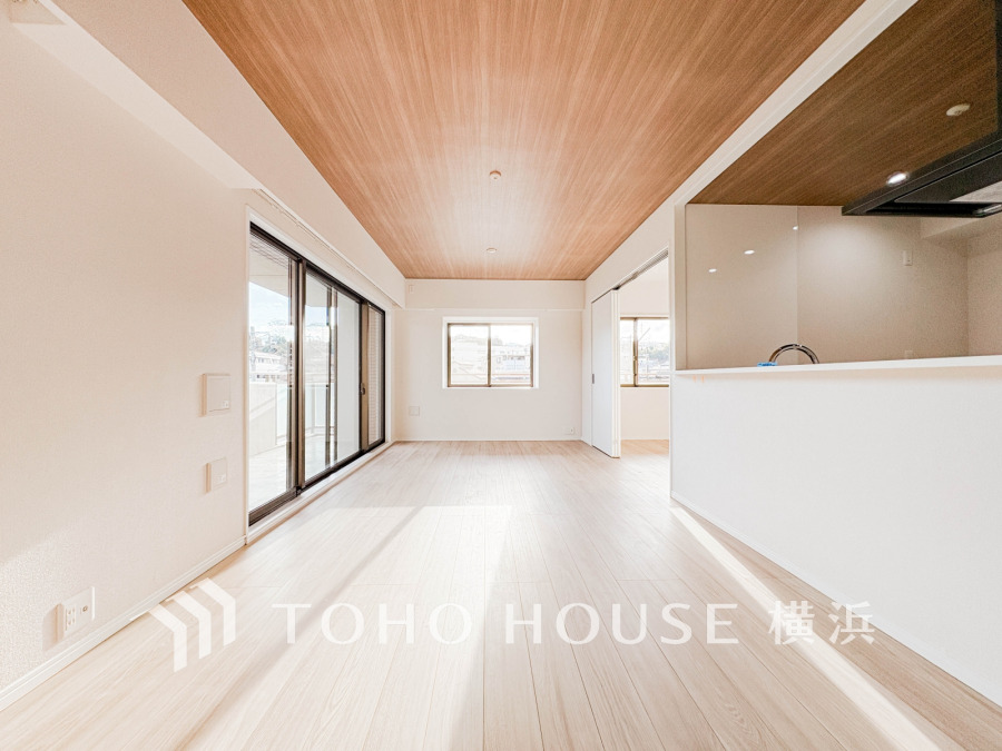 広々としたリビングダイニングは、シックでモダンな内装。落ち着いた雰囲気に包まれて、伸びやかな空間の中で、ゆったりと家族団らんのひとときを過ごせます。