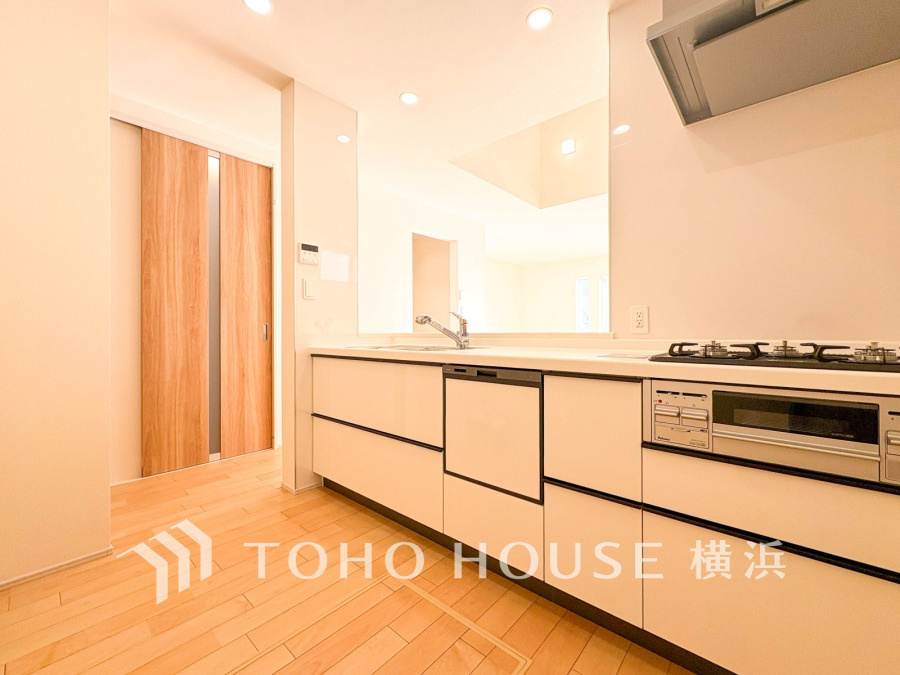 キッチンは、対面式で家族との会話も楽しめる快適な空間です。