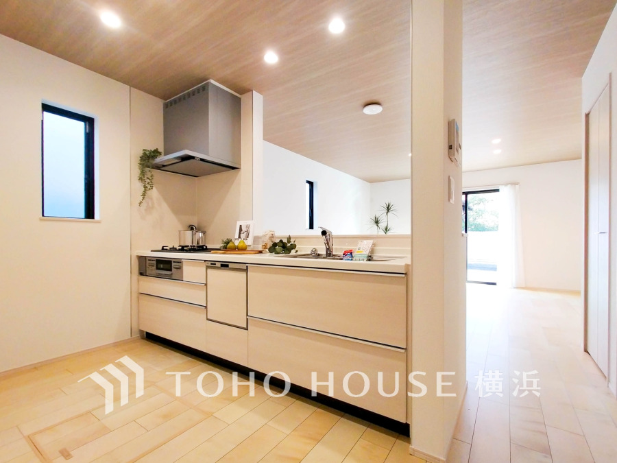 機能性とデザイン性を兼ね備えたシステムキッチン。リビングとの一体感も考慮され、美しい空間が実現。
