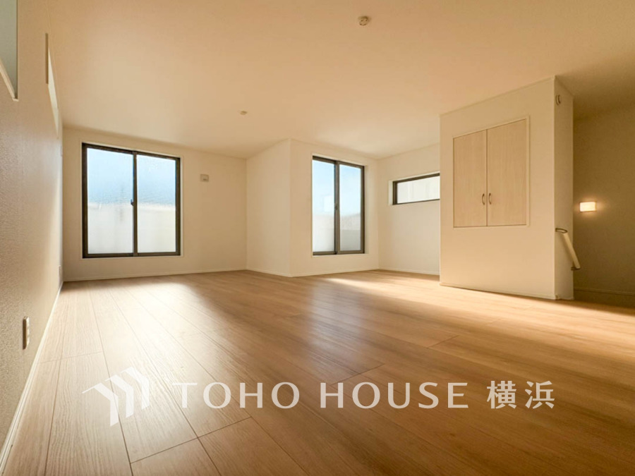 光と風が溢れる開放的なLDKには、自然と家族みんなが集まってきます。明るく穏やかな空気が流れるこの場所は、豊かな寛ぎと笑顔の団欒をいつも優しく守ってくれることでしょう。