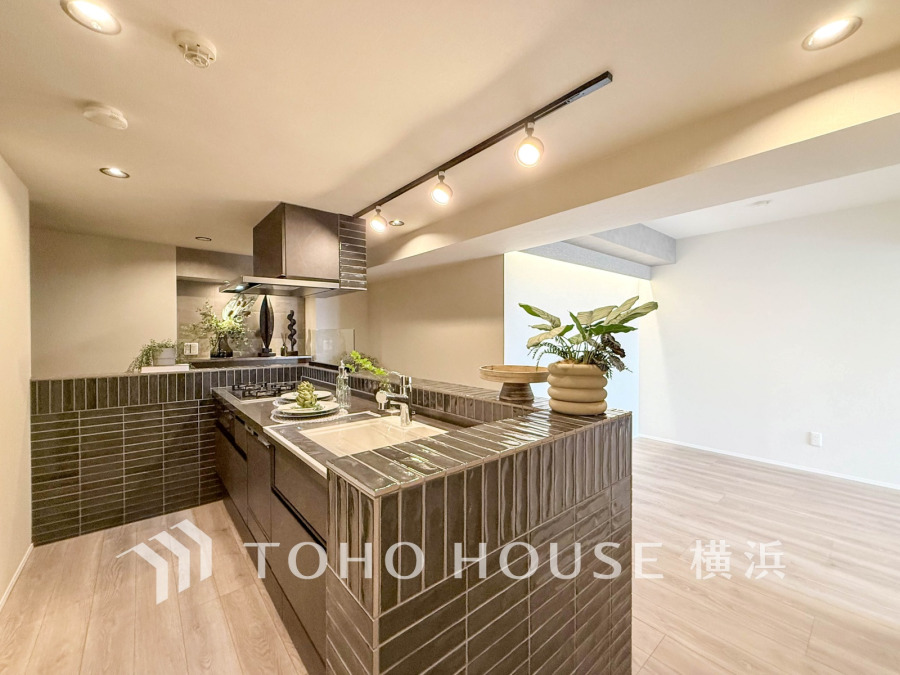 タイル張りのカウンターが印象的なスタイリッシュな対面キッチン。