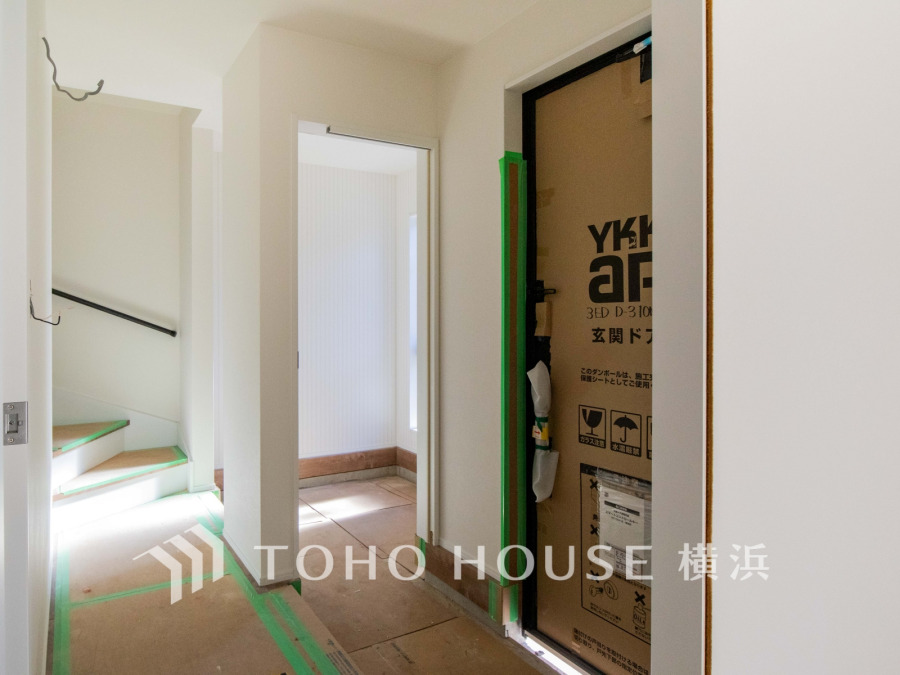 玄関から続く明るい廊下と階段、シンプルで清潔感のある内装が魅力の新築物件です。玄関脇にはシューズインクローゼット完備。