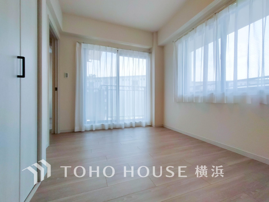 ここにはみんなが集い、食事と楽しい会話が始まる。話に夢中になりすぎて、ついつい時を忘れてしまう。そんな束の間の幸せを感じさせてくれる場所。