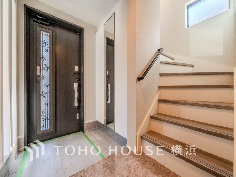 お客様をお迎えする玄関は落ち着いた雰囲気。帰り着くたびに洗練されたテイストの空間に迎えられ誇りと喜びを感じる玄関まわりです。 