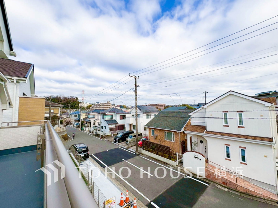 手を伸ばせば、ふれることが出来そうな環境が、そのままインテリアになったような印象です。その豊かな眺望にふさわしい空間には、通風・採光にも優れ、心地よい光と風があふれています。