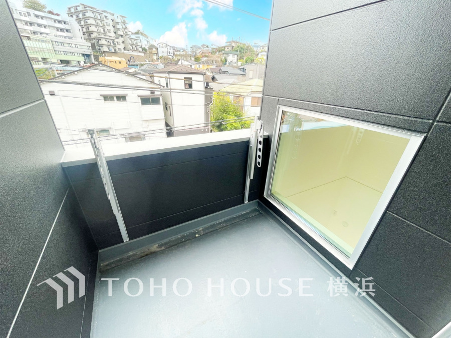 暮らしの中で光と風を演出してくれるバルコニー、見事なまでの開放的な空間を演出しながら、プライベート性も確保された空間は我が家の自慢。