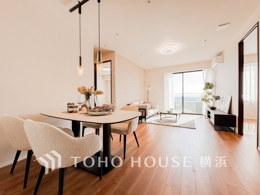 和やかで洗練された空間演出。寛ぎとコミュニケーションを育む場所。柔らかな陽射しが広がり、室内に開放感と爽快感をもたらします。