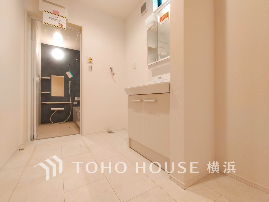 清潔感あふれる白を基調とした洗面スペースと、使いやすいシンプルな浴室が魅力の快適な水回り空間です。