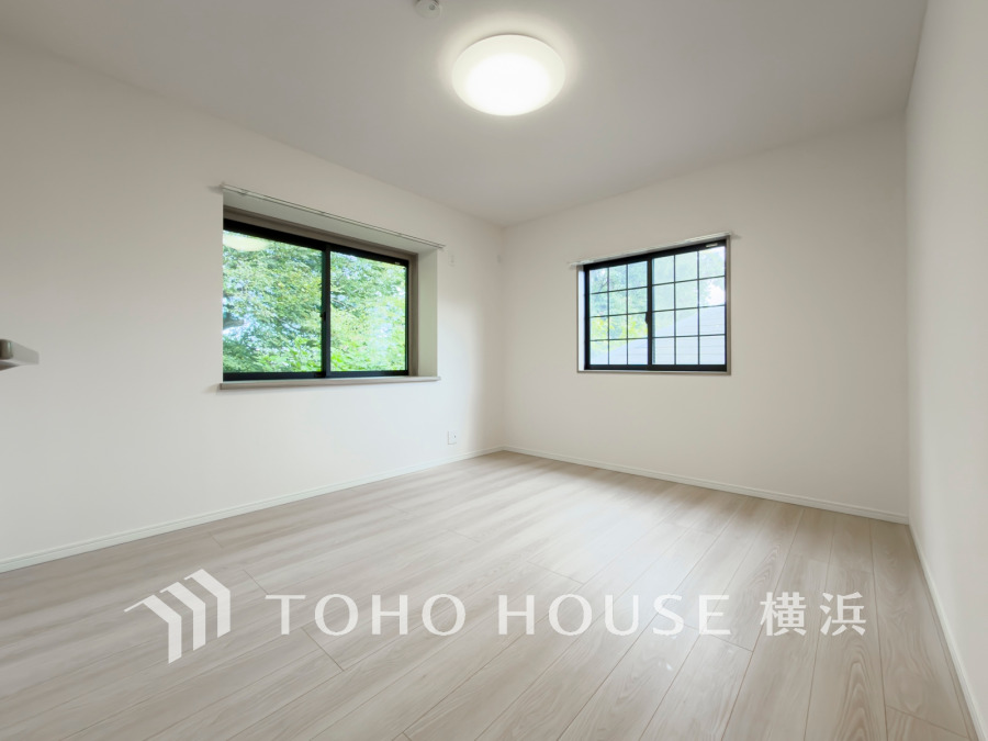 大きな窓からは快適な光を取り入れ、通気性能を上げる事で居心地の良い空間を演出します。多くの時間を過ごす住まいだからこそ、いつも快適な場所であるように心掛けています。