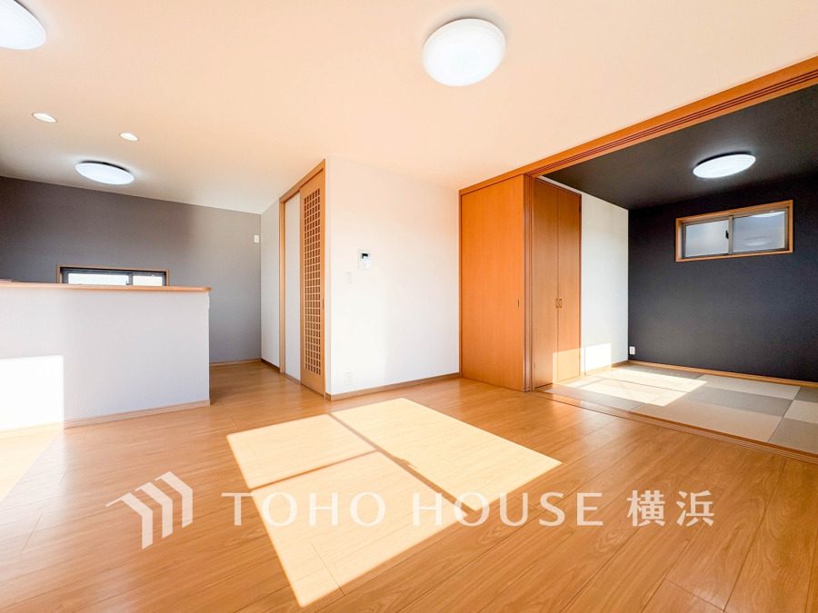 リビングは、家族と共有する生活圏。和室が隣接しており、明るく開放的な居住空間を提供します
